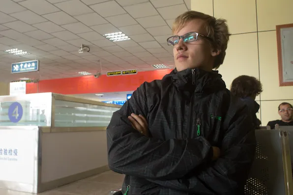 Mikael odottamassa auton tarkastusta Kiinan tullissa.