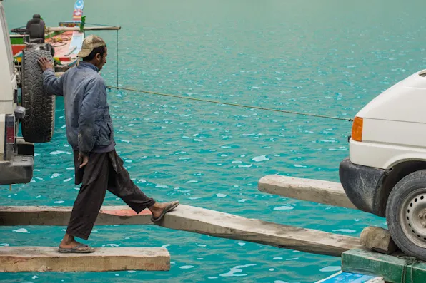 Lauttapoika piteli meidän venettämme erillään italialaisten veneestä kun he ajoivat pois, etteivät nousevat lankut kippaisi meidän venettämme nurin.