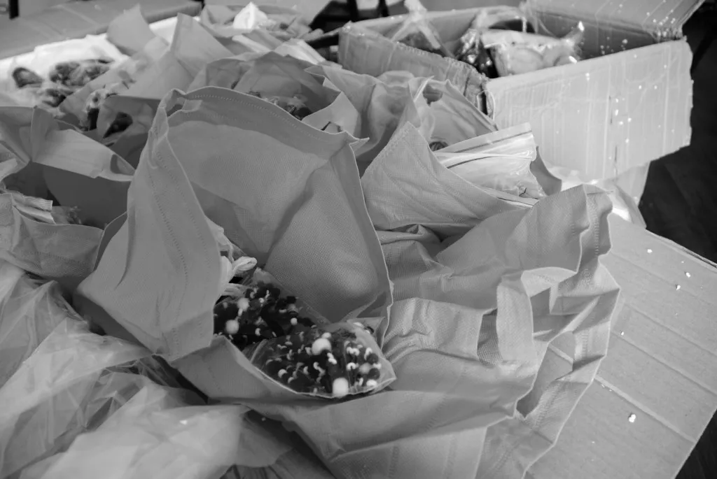 Ja olihan pakaaseissa sitä mitä pitikin. Koruja!