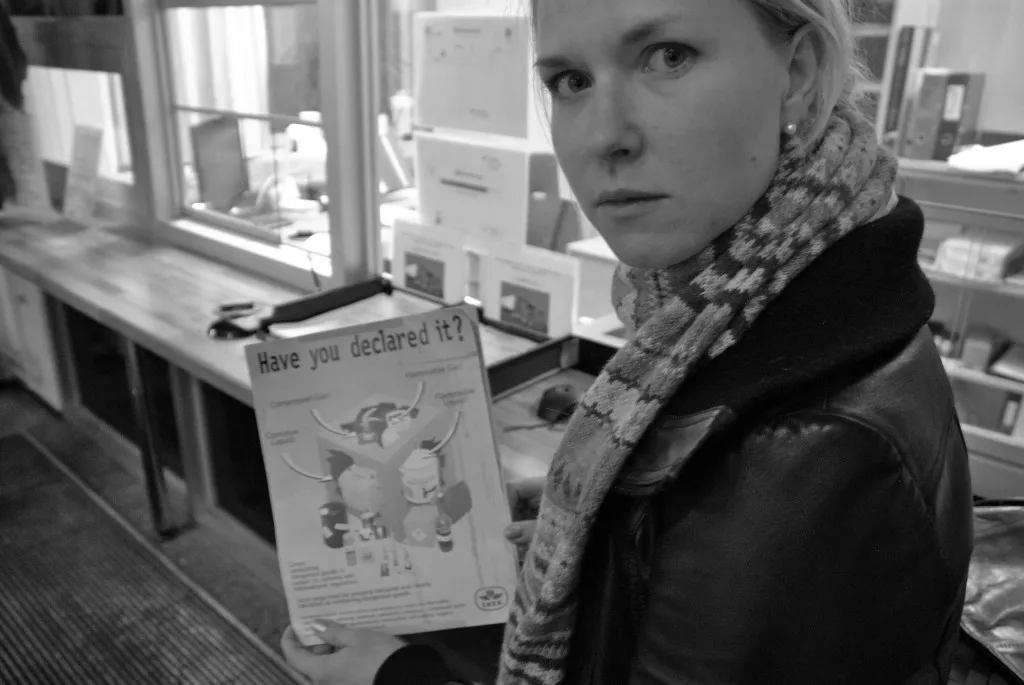 No olihan se auki ja pääsimme sisälle. Tässä odotellaan lipukkeita, joilla pakaasit saataisiinvarastosta.