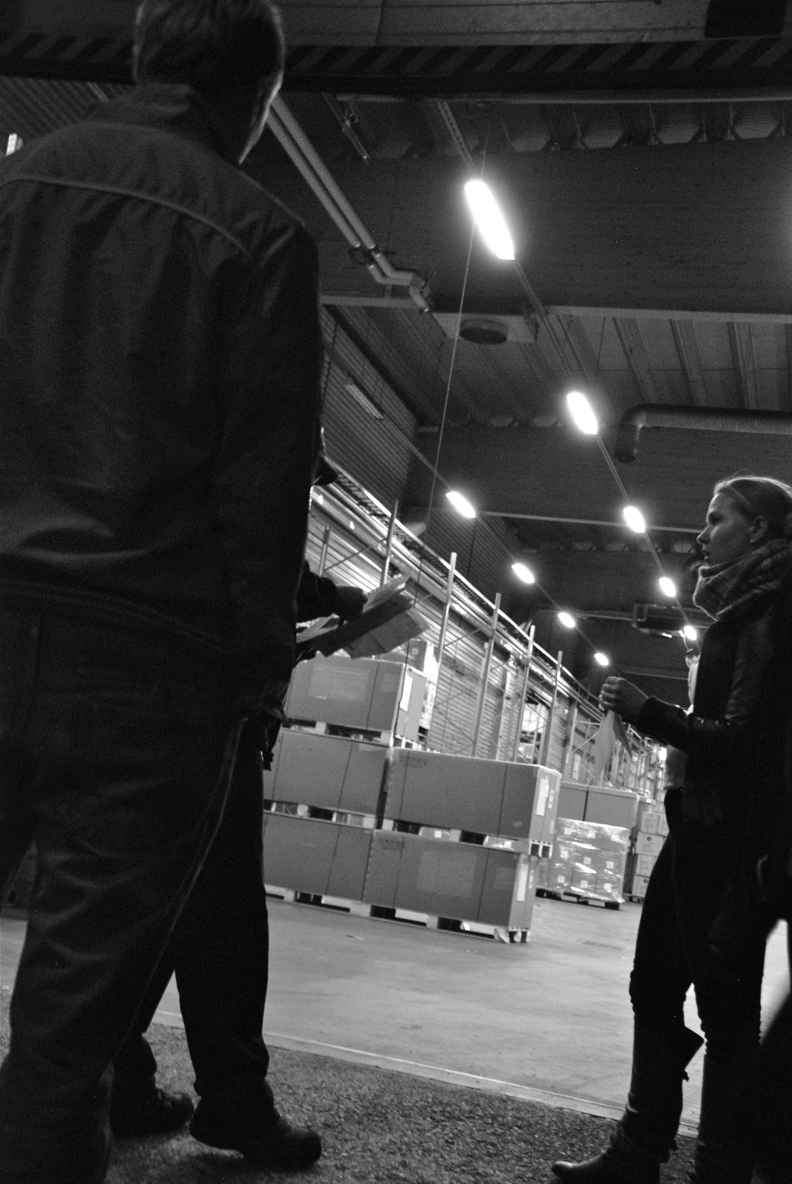 Varaston mies syynää papereita ja minä jännitän.