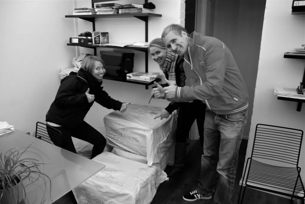 Iloinen ryhmäkuva kera yllätyspakaasien.