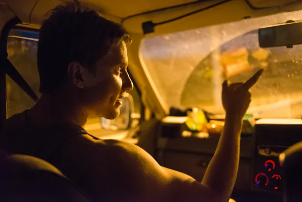 Rico miettii ajosuuntia Kazanin yössä.