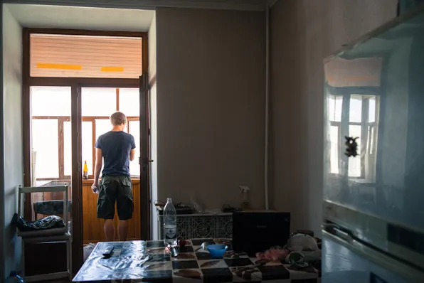 Mikael pesee hampaita Kazanin majoituksen parvekkeella.