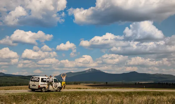 Ural kumpuilivat tien molemmin puolin