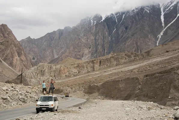 Oikeanpuoleinen vuori kohosi yli 7700m!