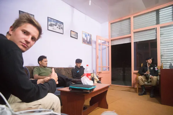 Majatalon omistaja tunsi hyvin Gilgitin poliisipäällikön, ja niinpä istuimme iltaa muutaman poliisin kanssa.