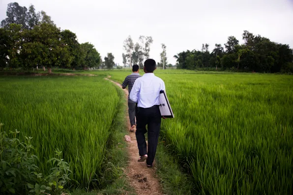 Kävelimme Fidan projektihenkilökunnan kanssa noin puoli tuntia kylään lähimmältä tieltä.