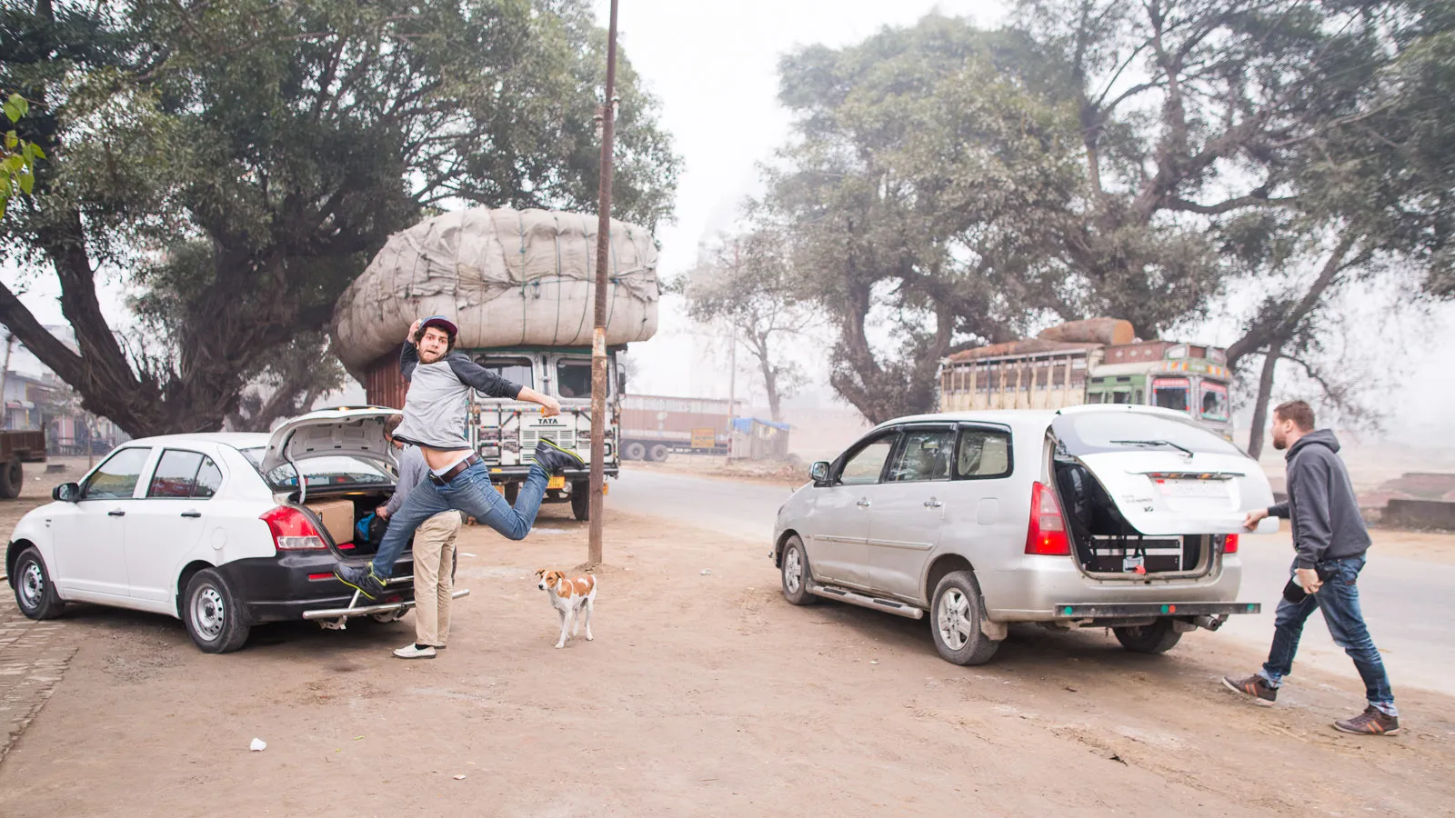Menopeleinä Nepalin rajalle oli kaksi Intiasta vuokrattua autoa kuskeineen.